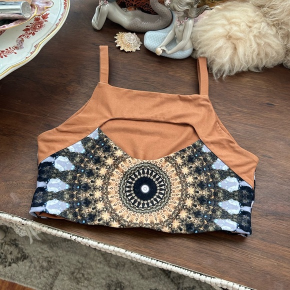 WOLVEN THREADS Noor Reversible Four-Way Cut Out Athleisure Workout Top - Picture 5 of 7